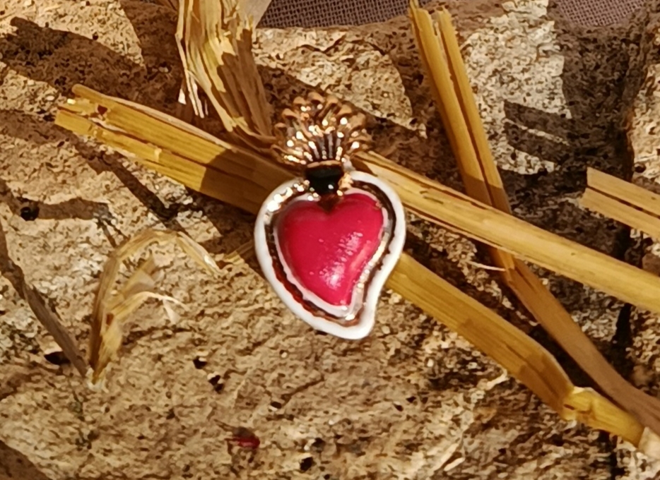 Broche Cœur Sacré émaillée et ornée d'or