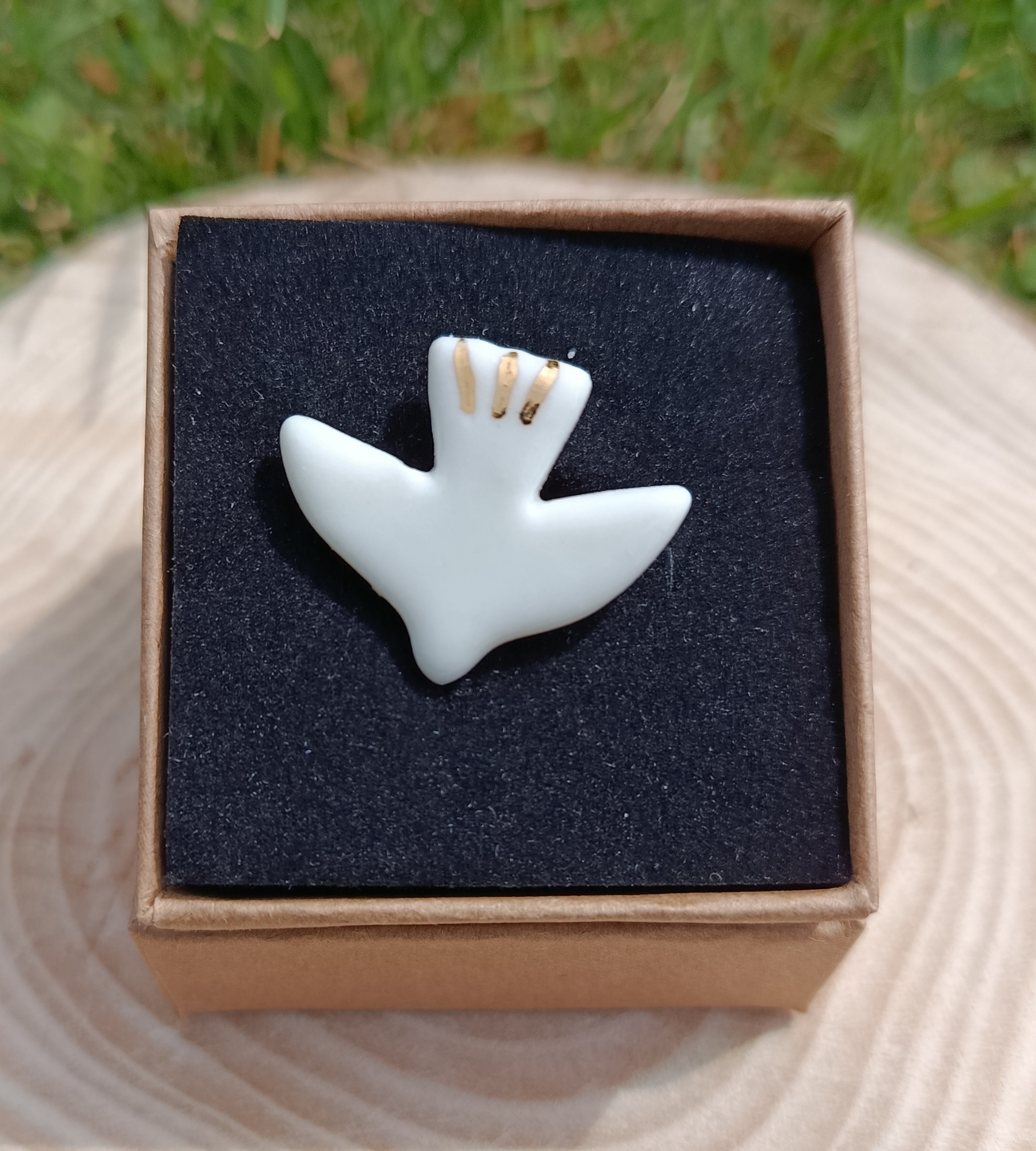 Broche Esprit Saint simple en porcelaine et or