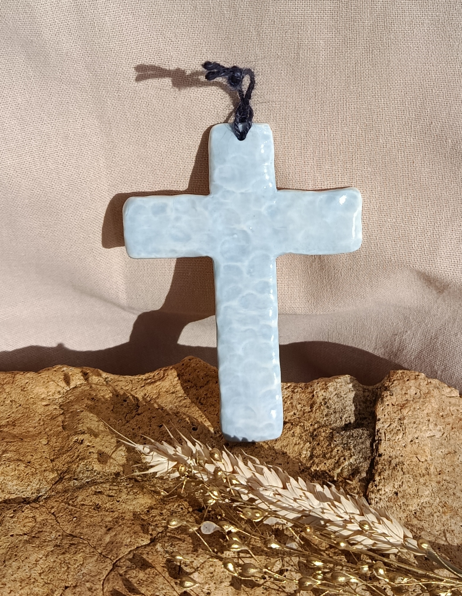 Croix modelée en porcelaine