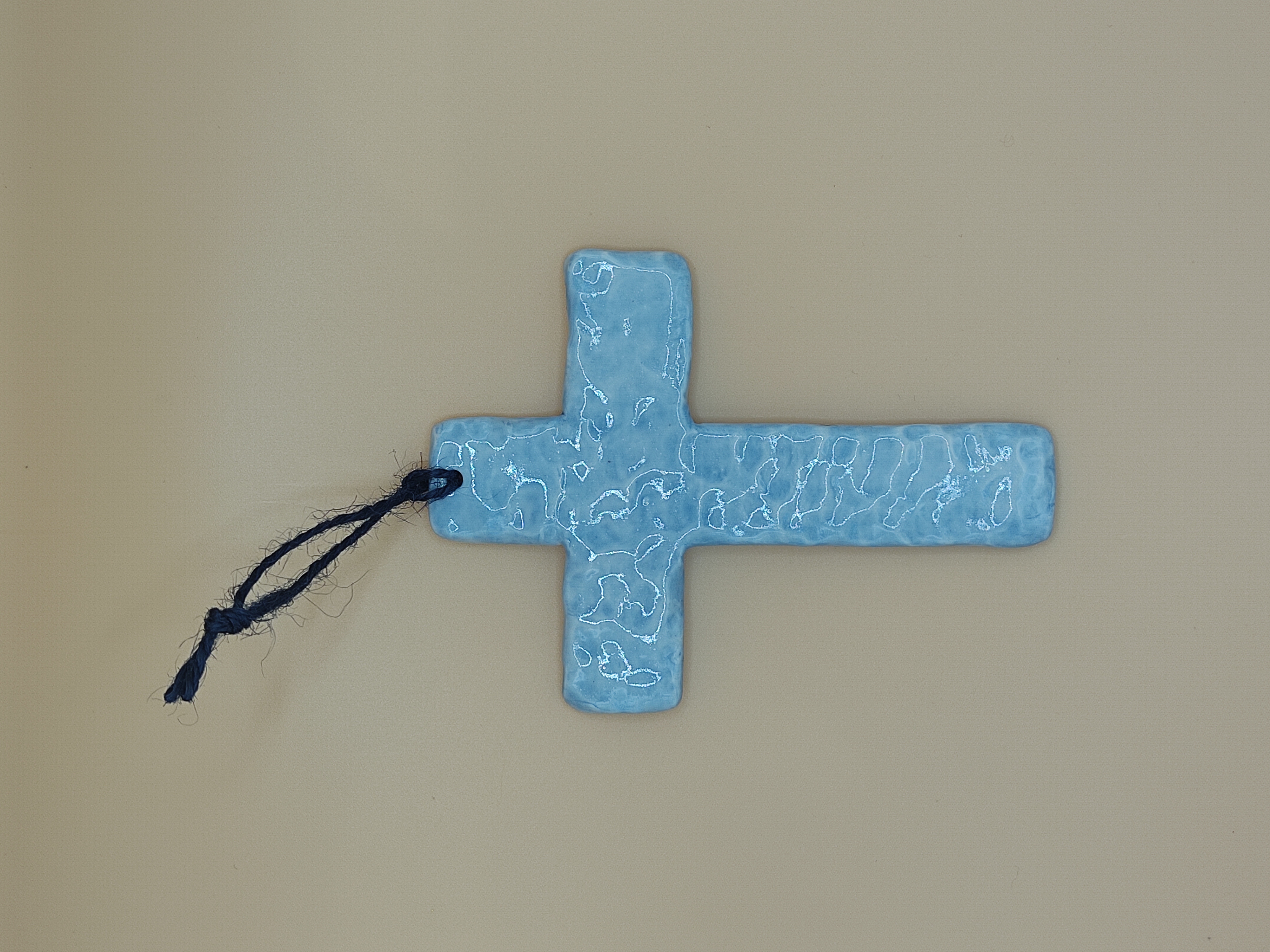 Croix modelée en porcelaine