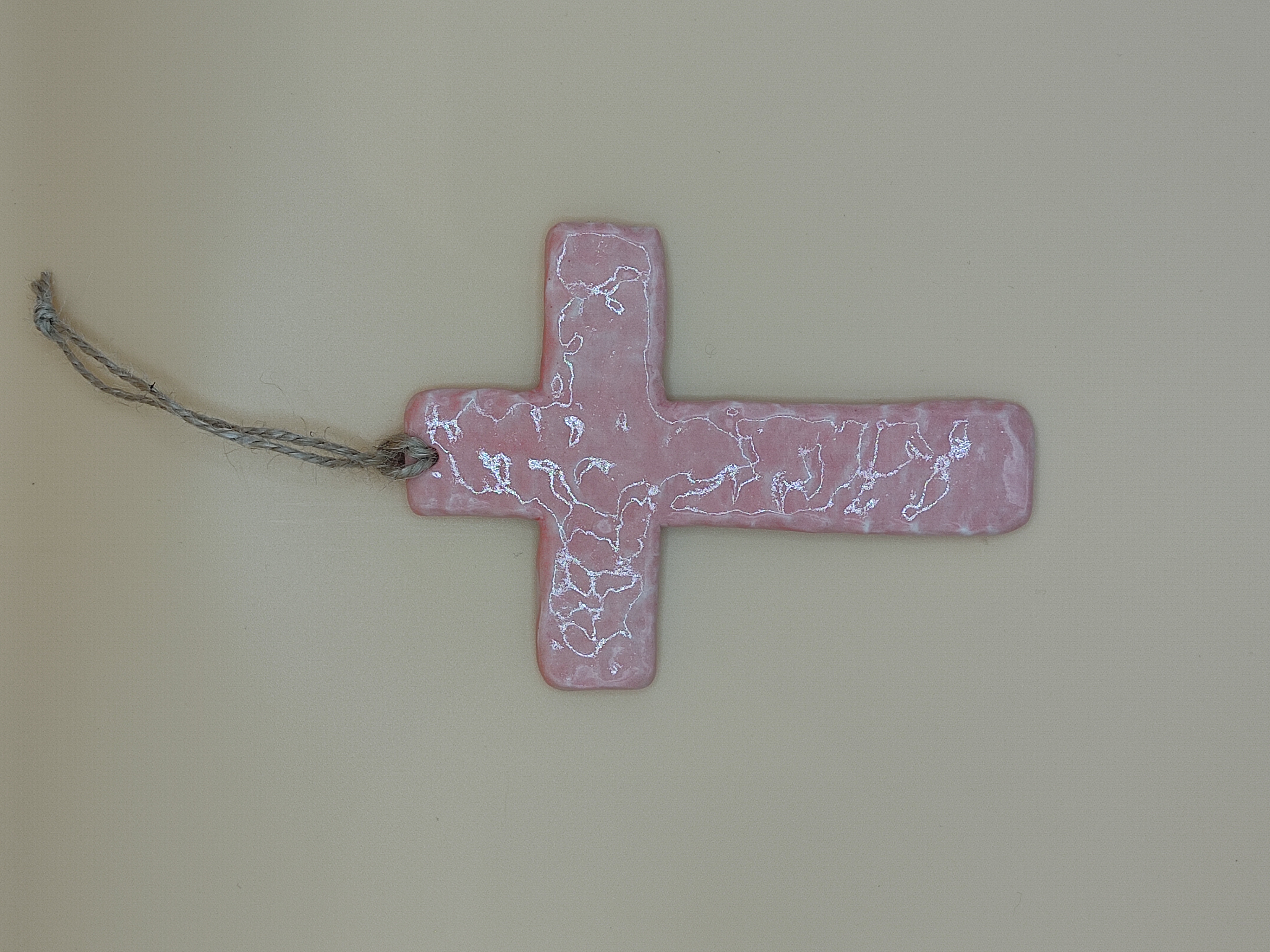 Croix modelée en porcelaine 