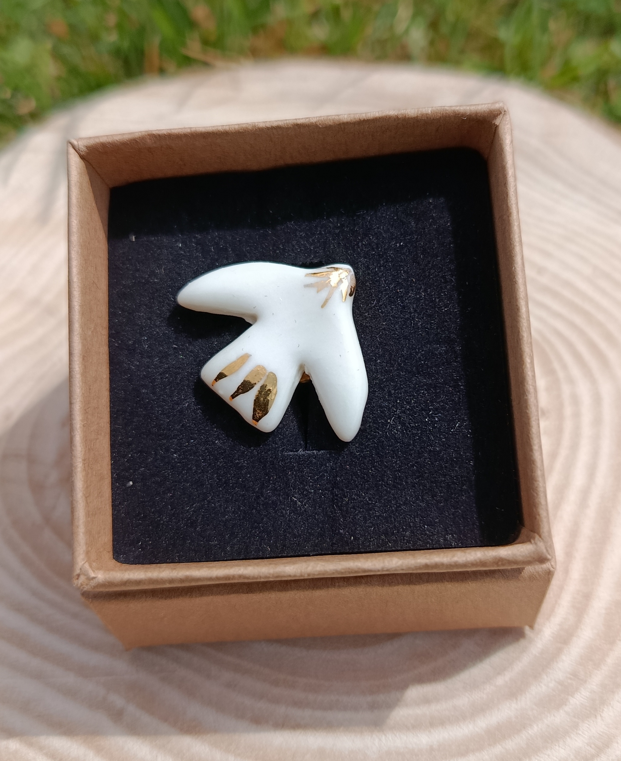  Broche Esprit Saint en porcelaine