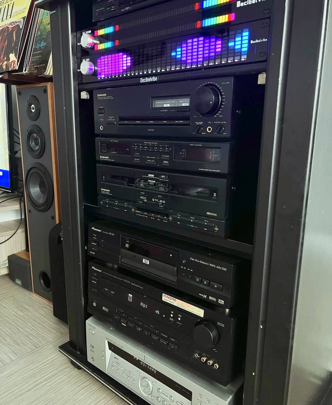 Decibelvibe TNZ SGVUM6 - Audio Graphic VU Meter (Gold)