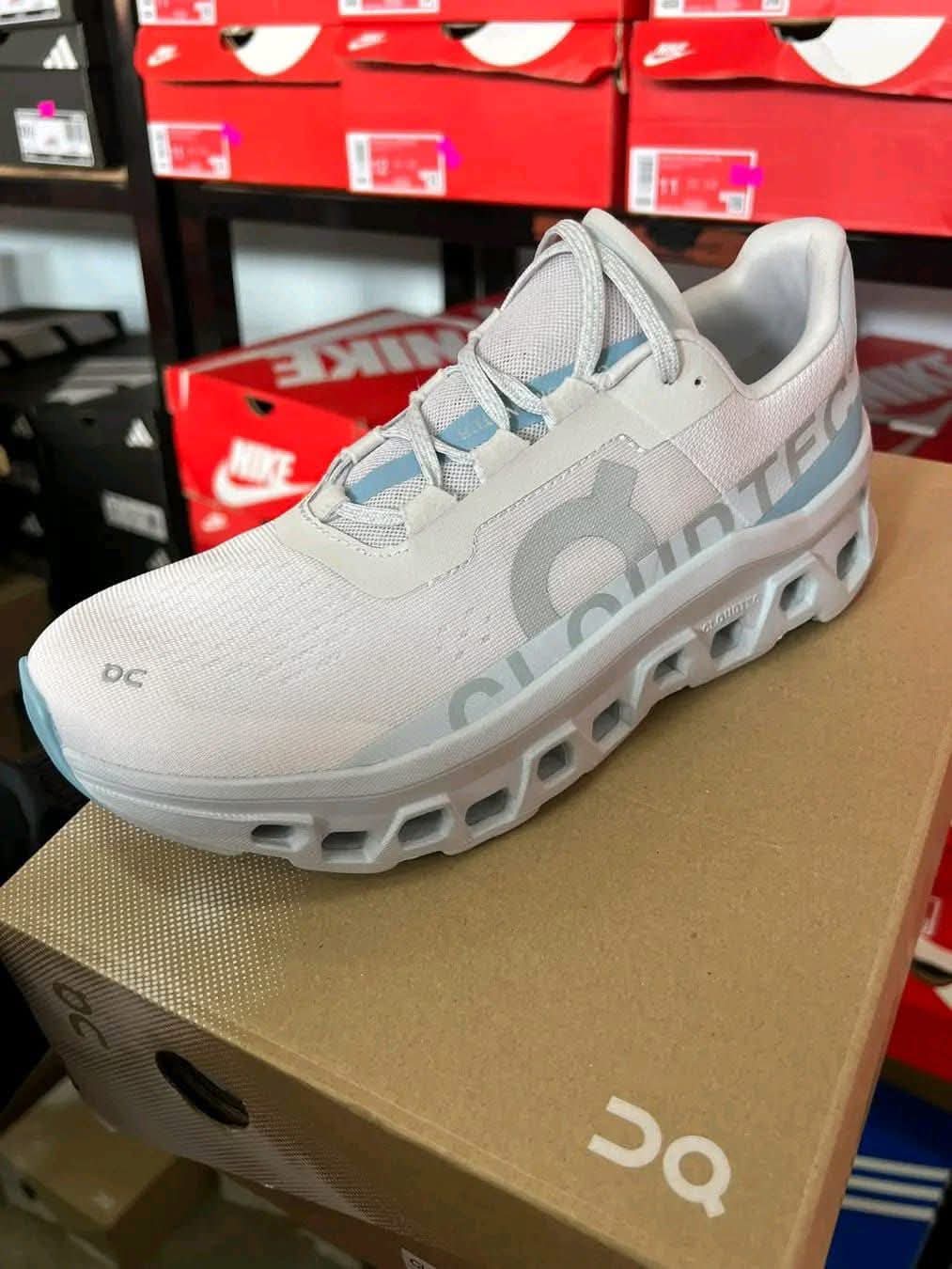 ON Cloudmonster Running  Shoes