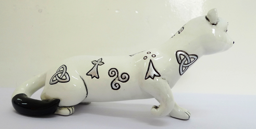 Statue Hermine blanche avec motifs celtiques