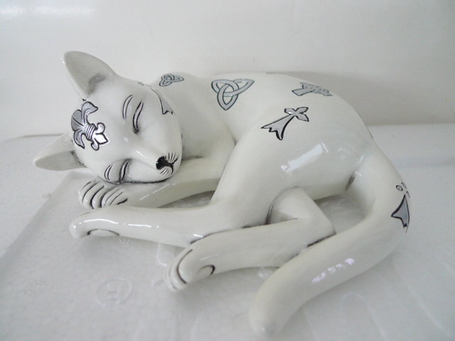 Chat Blanche endormi avec des symboles celtes