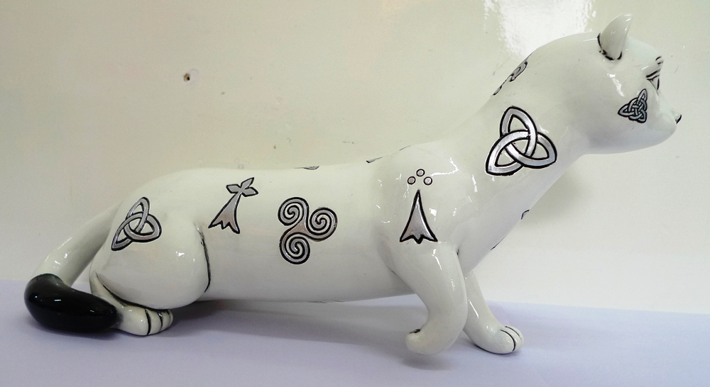 Statue Hermine blanche avec motifs celtiques