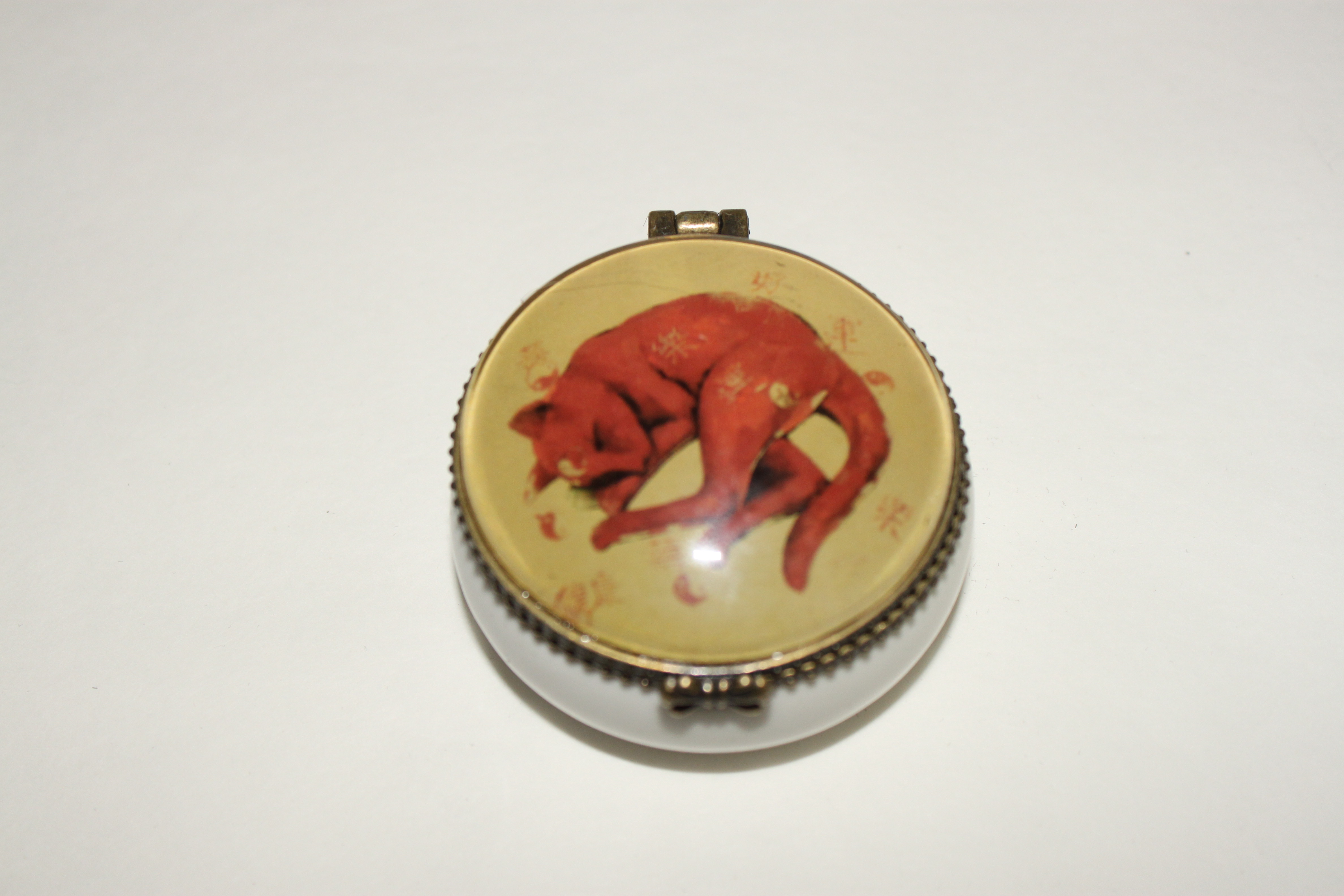 Boite chat rouge symbole chinois en porcelaine et verre 