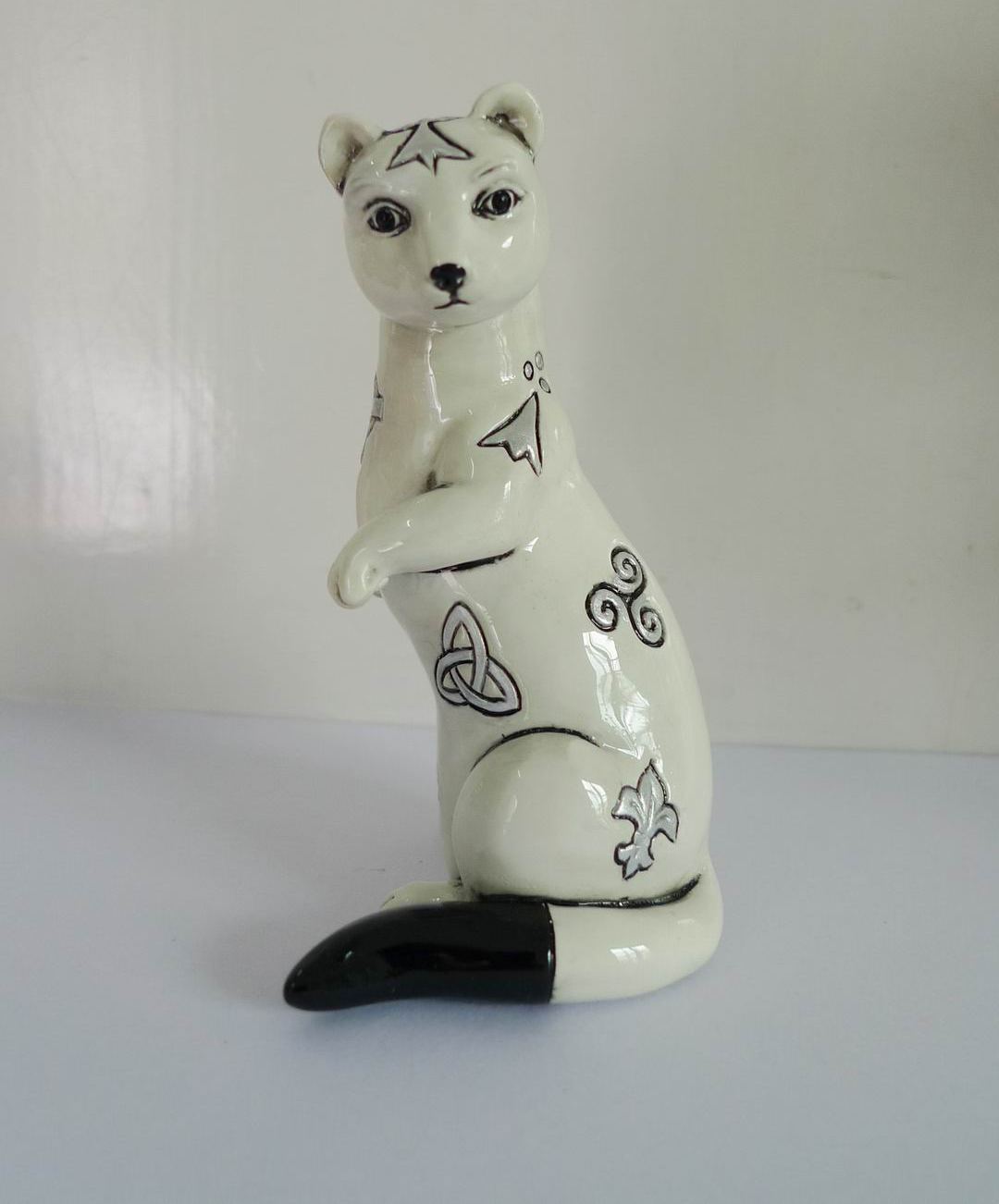 Statue de hermine crème avec symboles celtes