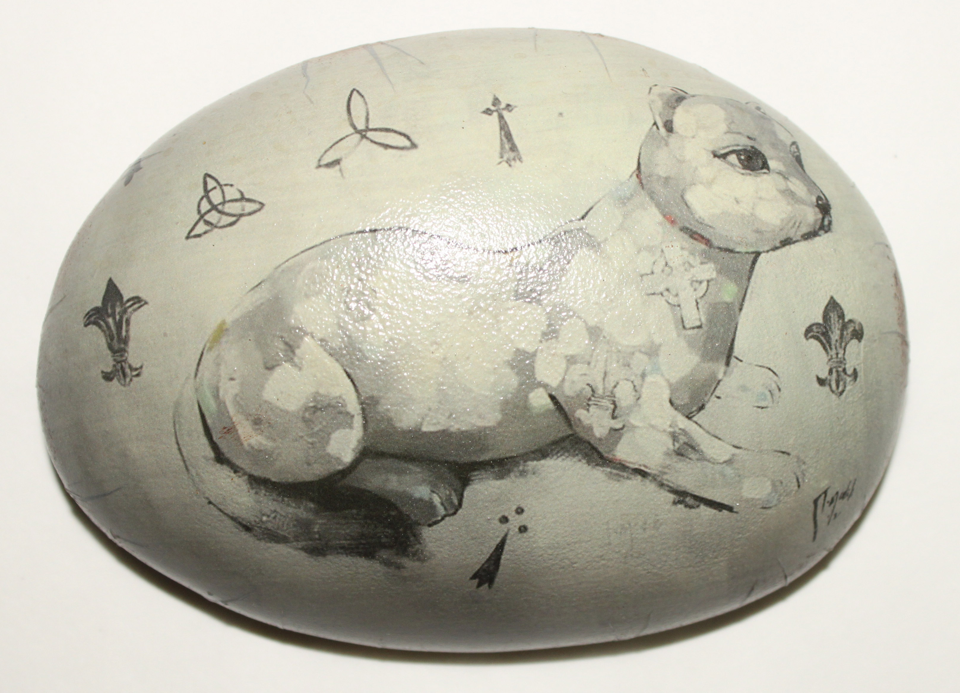 Galet hermine symboles égyptiens en ciment