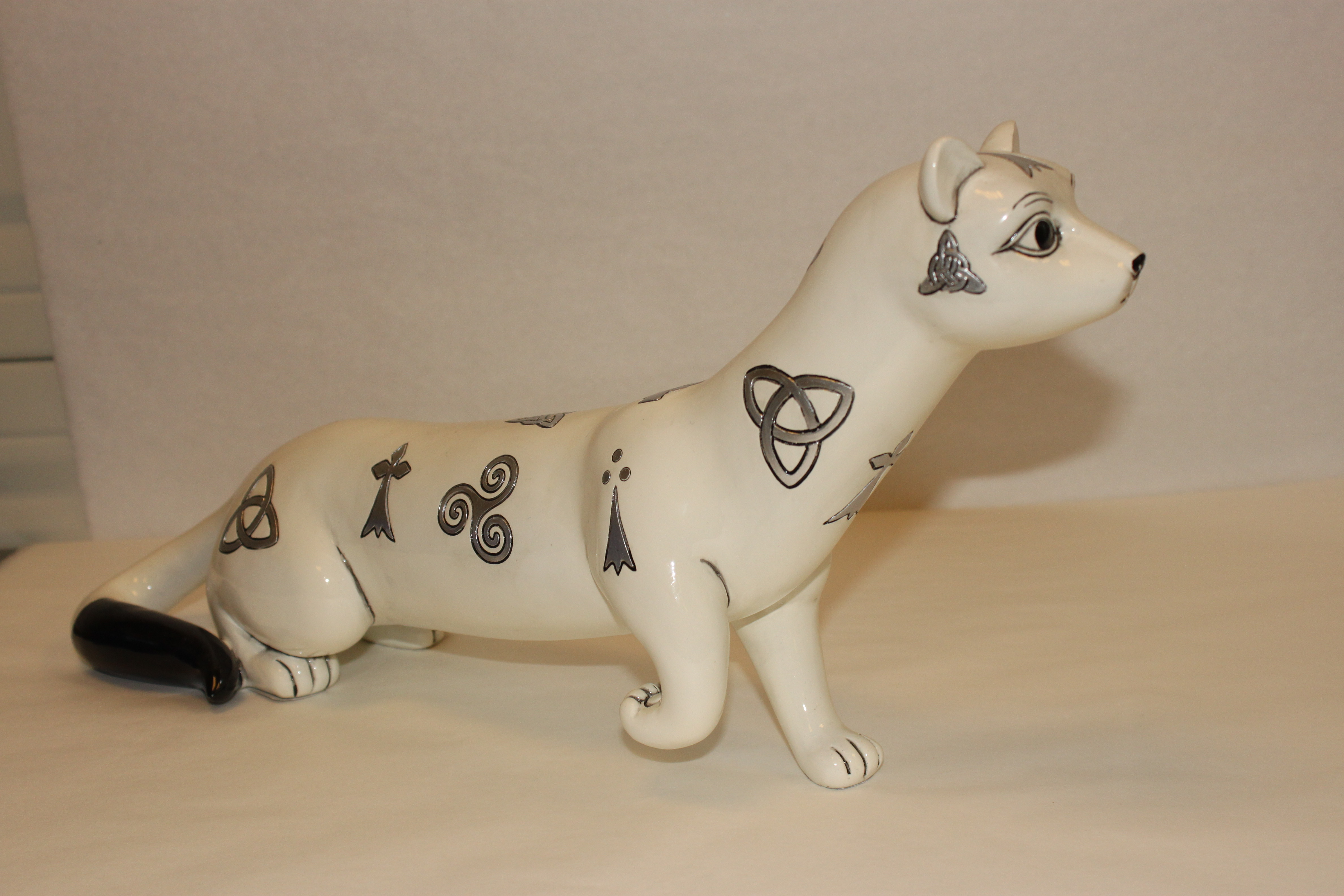 Statue Hermine blanche avec motifs celtiques