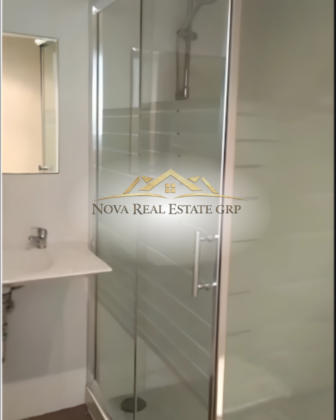 Apartamento de lujo con vistas a la piscina.