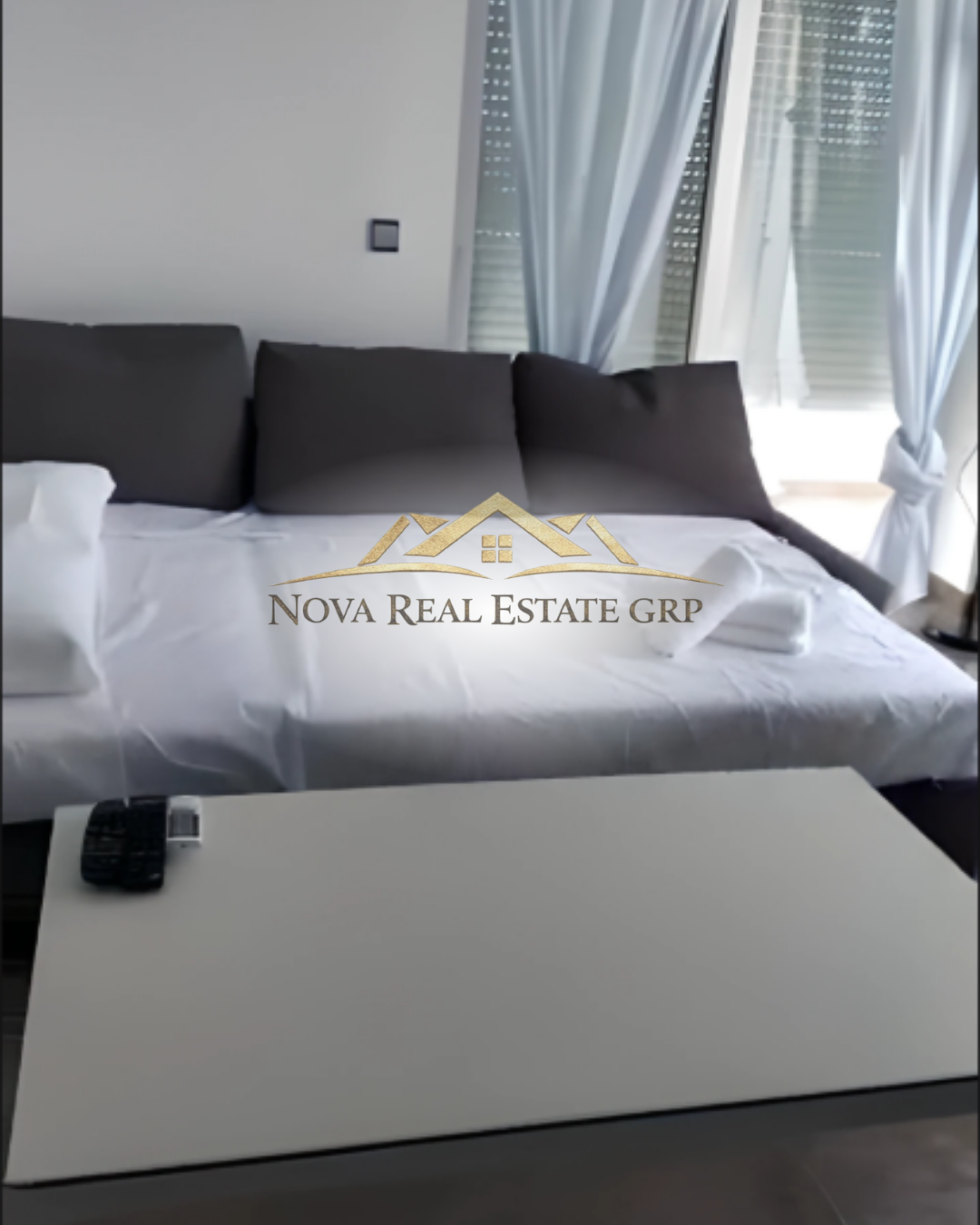 Apartamento de lujo con vistas a la piscina.