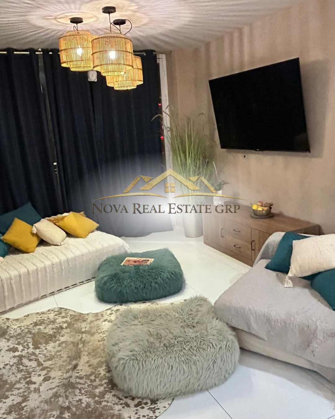 Pent house moderno con sala de estar luminosa