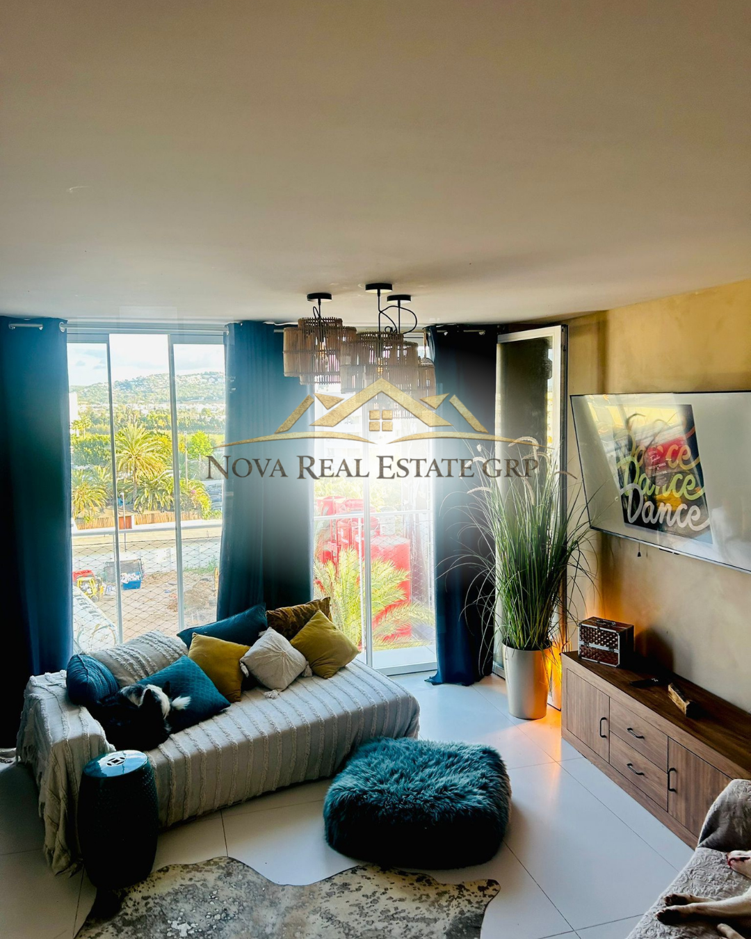 Pent house moderno con sala de estar luminosa