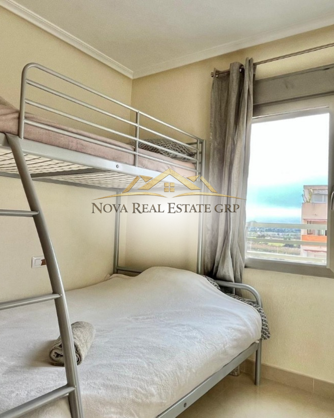 Apartamento moderno con piscina