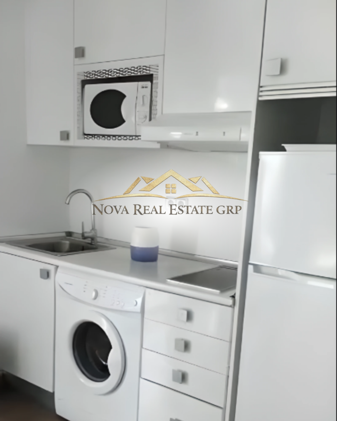 Apartamento de lujo con vistas a la piscina.