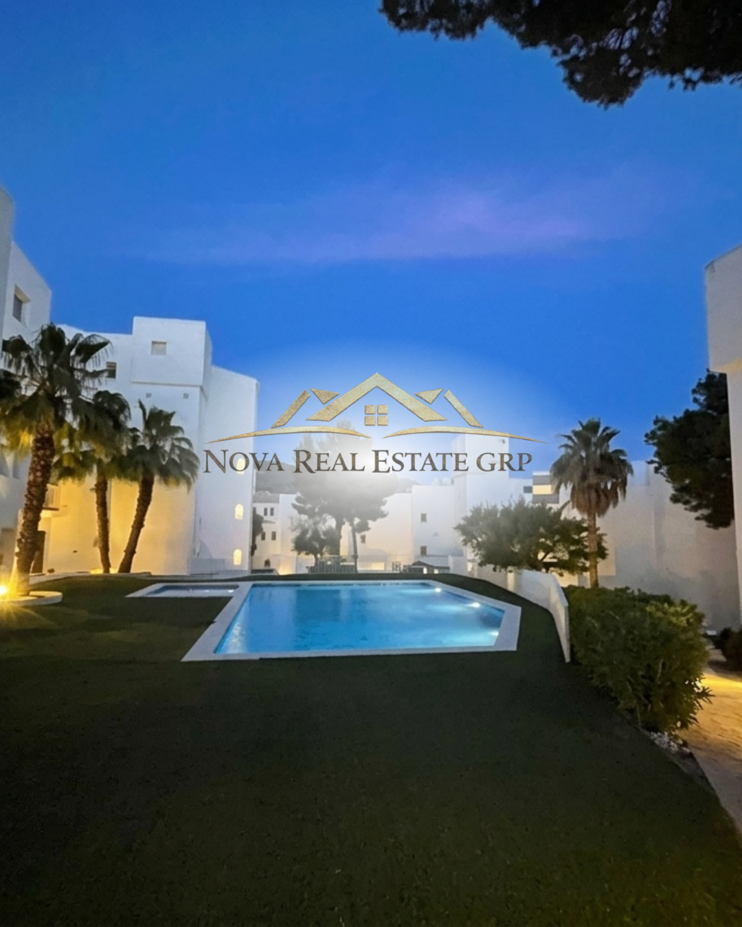 Apartamento de lujo con vistas a la piscina.