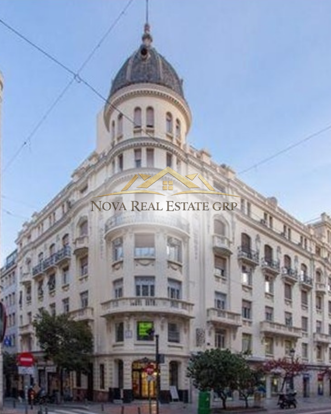 Elegante edificio en el centro de la ciudad