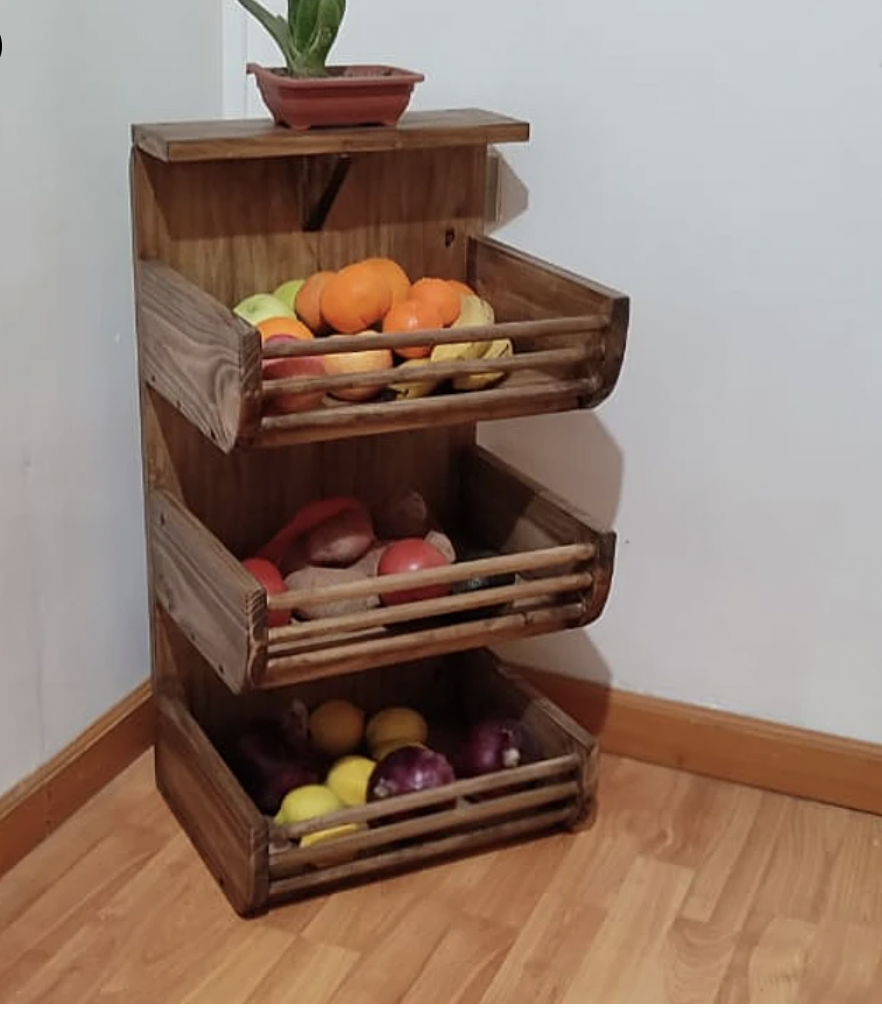 Estante esquinero de madera para frutas