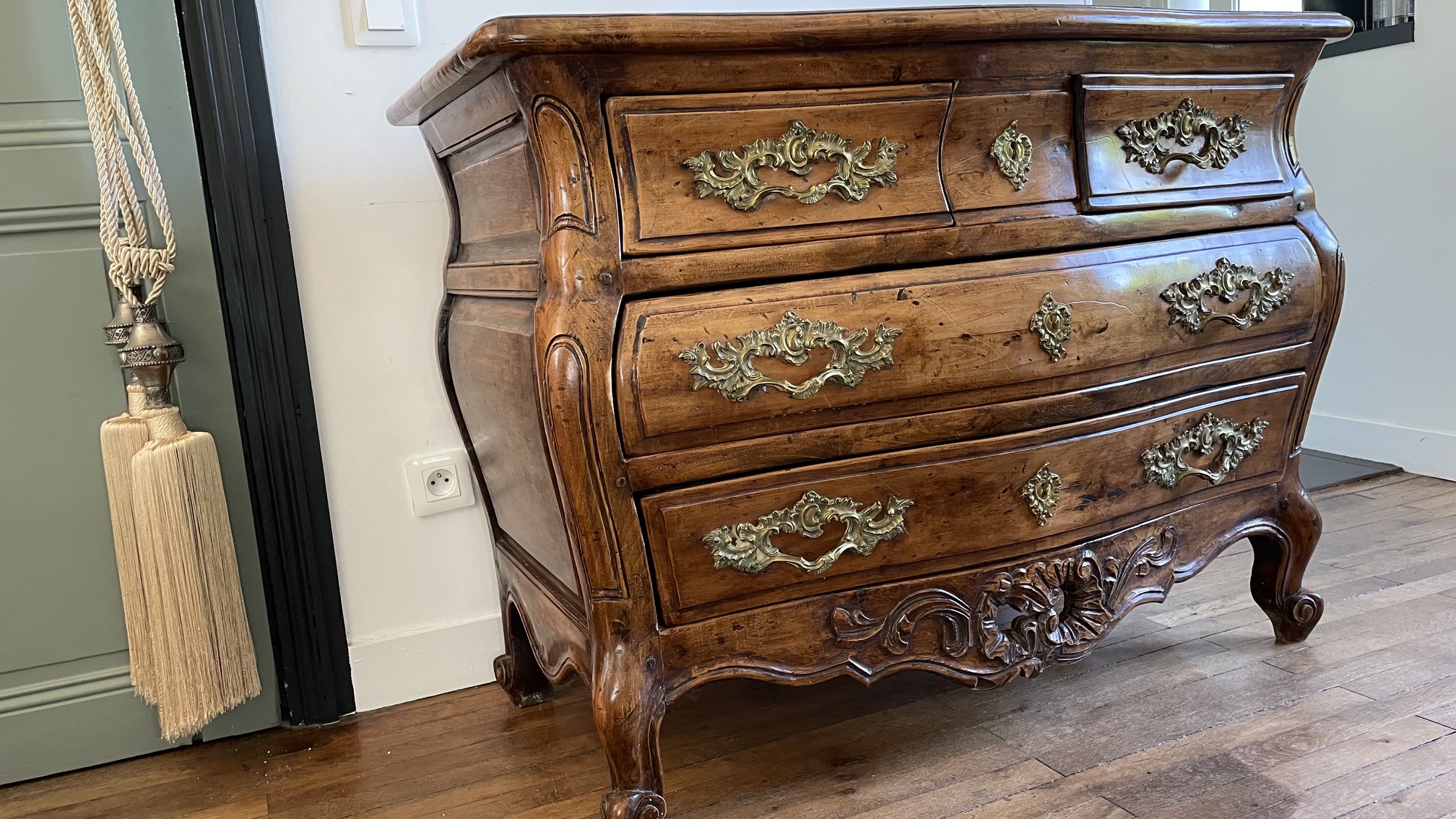 COMMODE TOMBEAU STYLE LOUIS XV