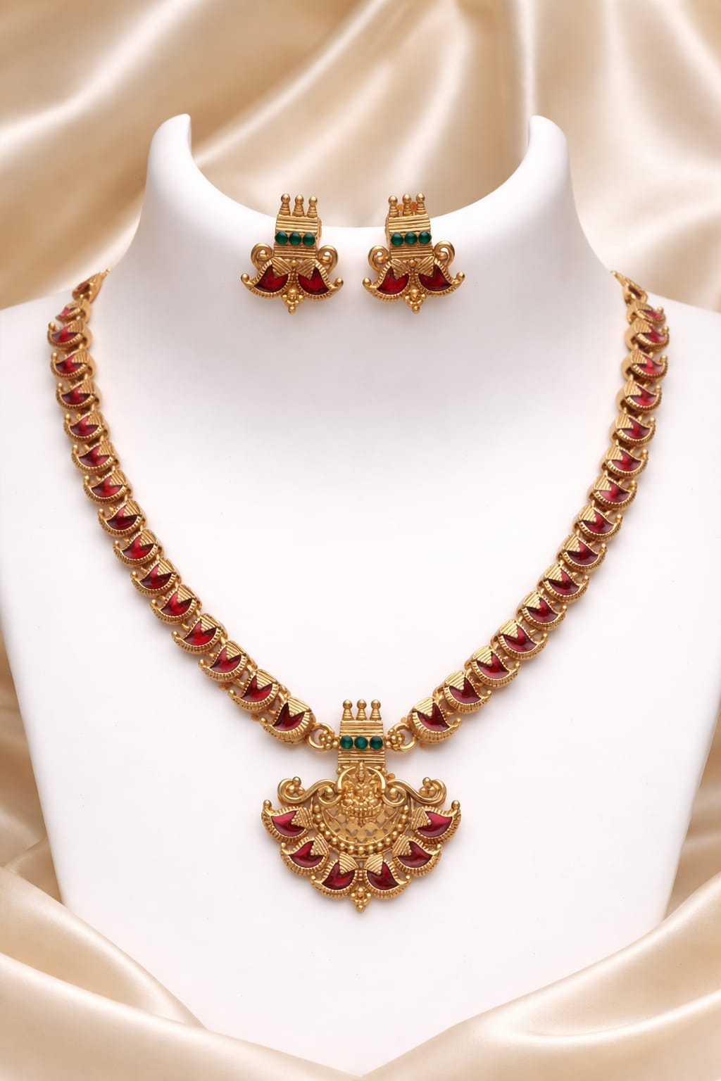 Traditional Gold and emerald Necklace Set