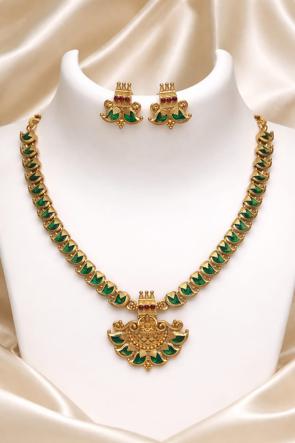 Traditional Gold and emerald Necklace Set