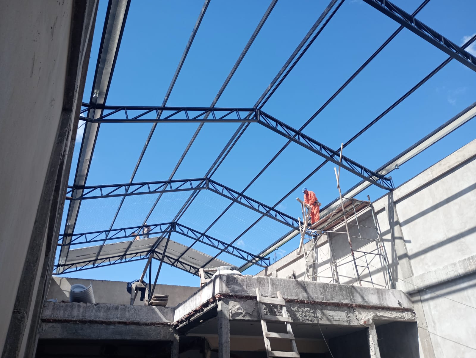 Servicio de instalación de estructuras de techos metálicos