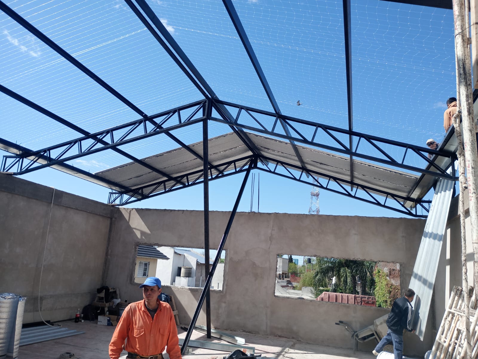 Servicio de instalación de estructuras de techos metálicos