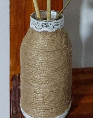 Adorno vasija rustica con flores