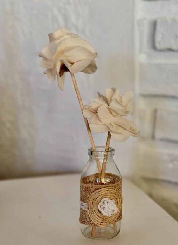 Adorno con flores de tela