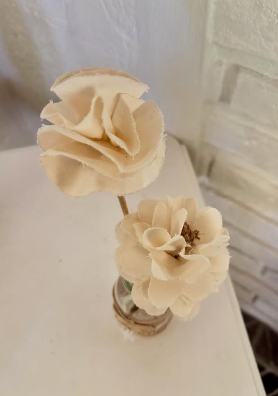 Adorno con flores de tela