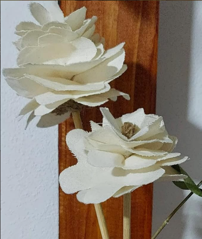 Adorno vasija rustica con flores