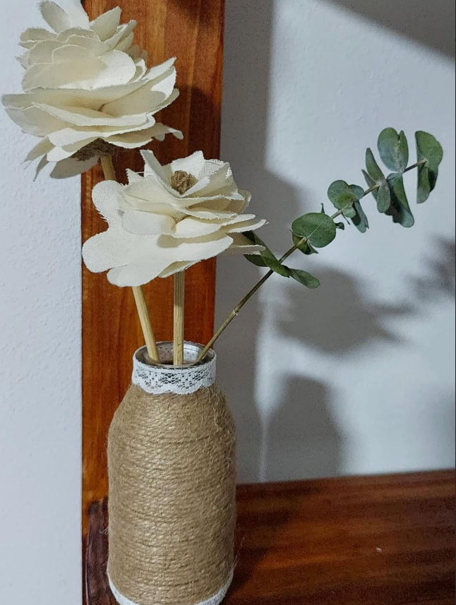 Adorno vasija rustica con flores