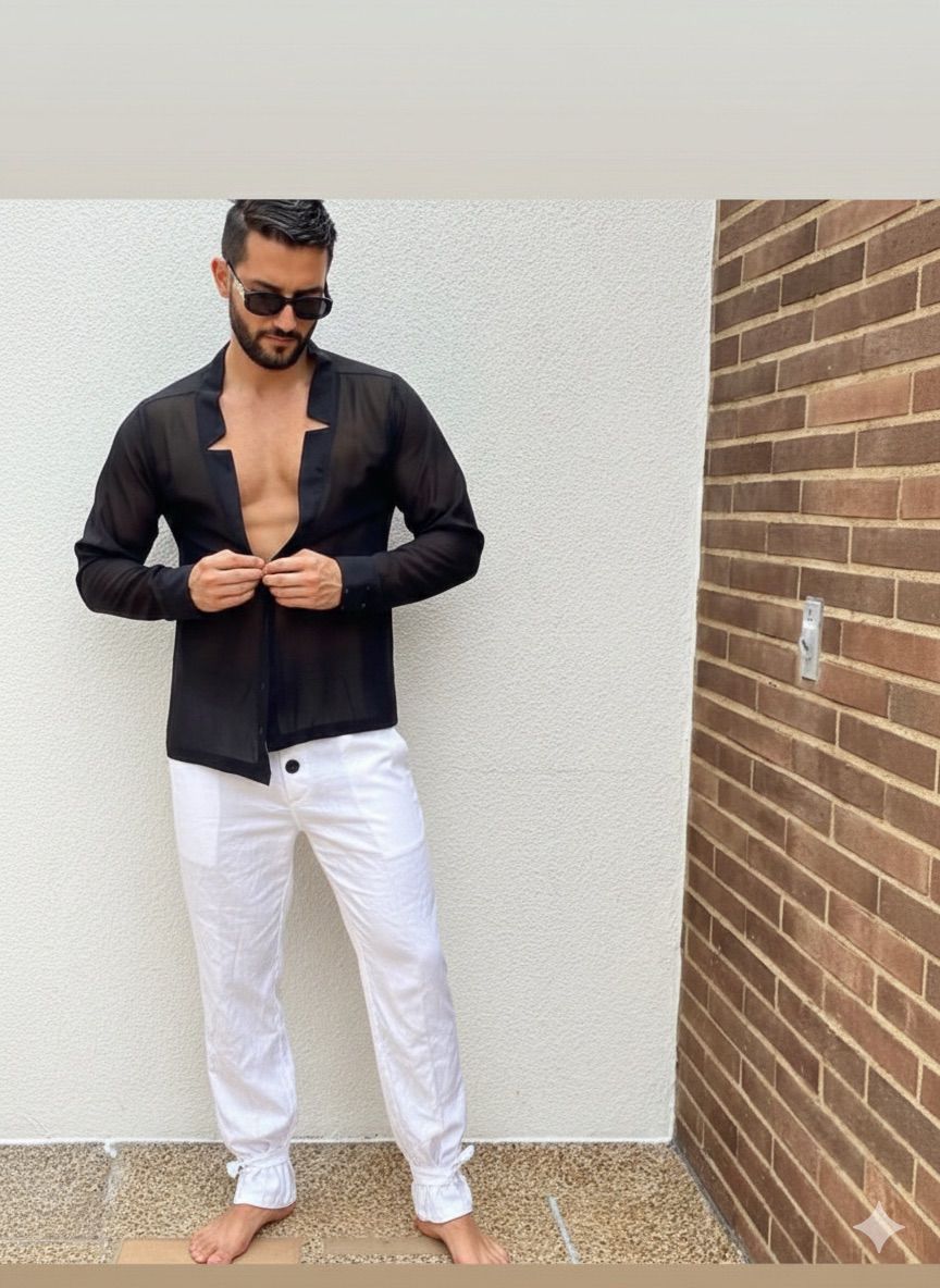 Camisa transparente negra para hombre y Pantalon Hueso