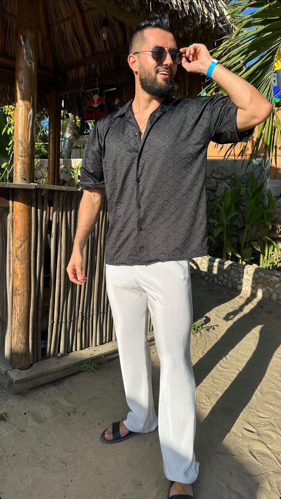 Camisa Negra Over size Casual y Pantalon Hueso