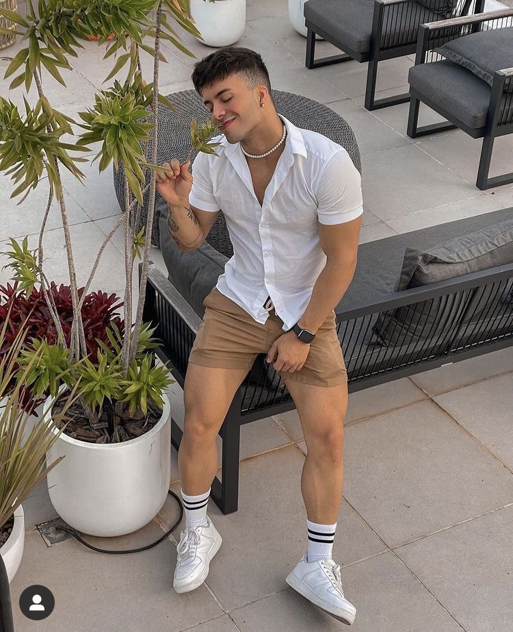 Camisa blanca de verano y short chocolate