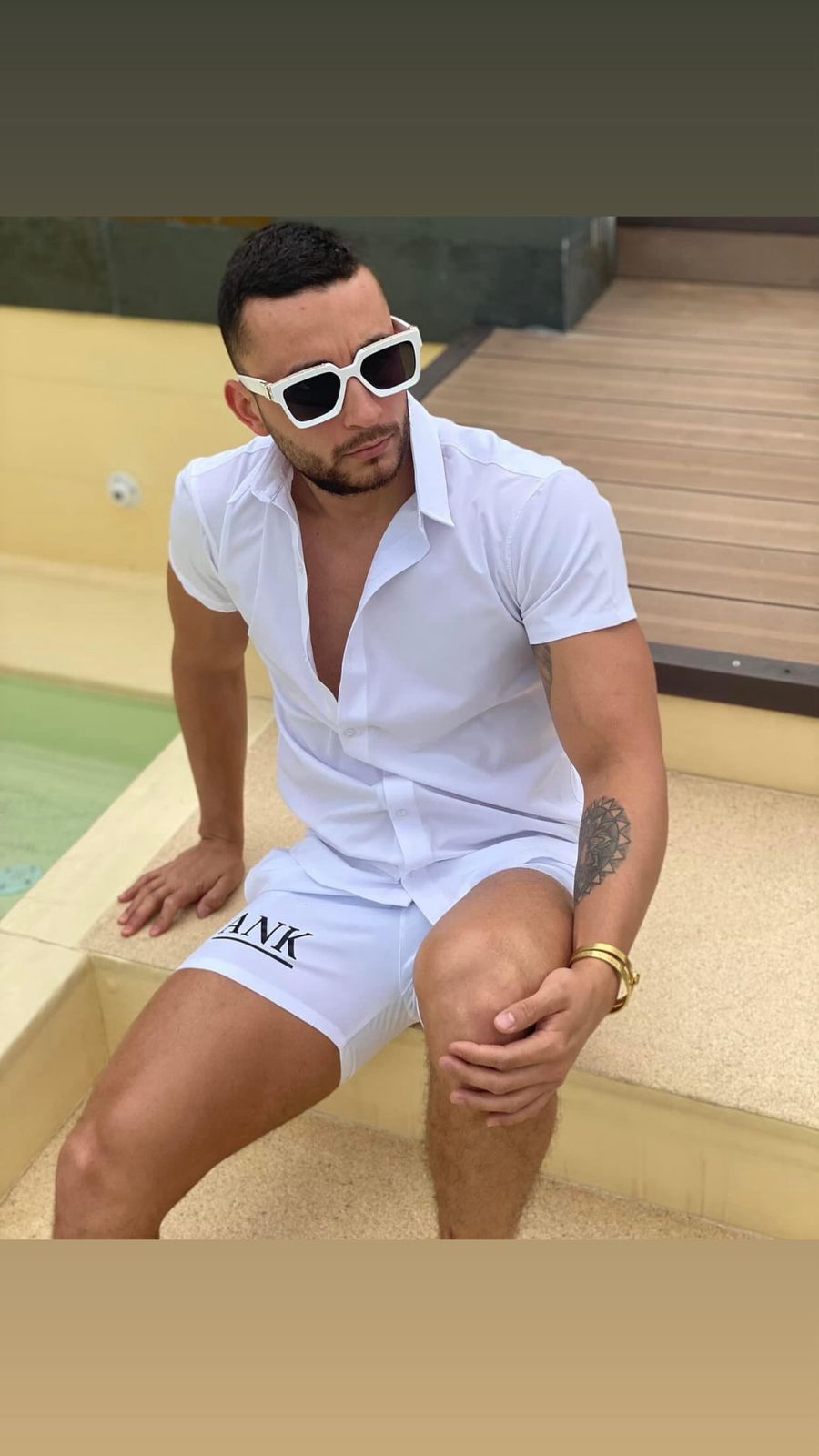 Conjunto de camisa y short blanco para hombre