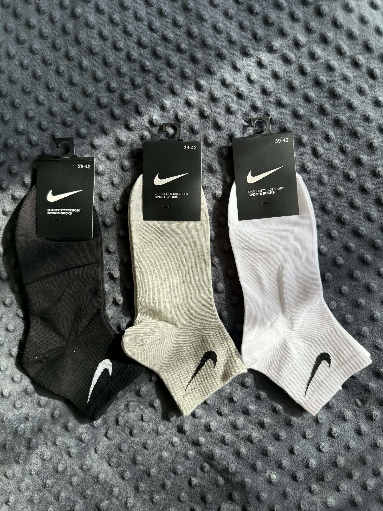 Spalvotos sportinės kojinės NIKE – vidutinio ilgio (10 porų)