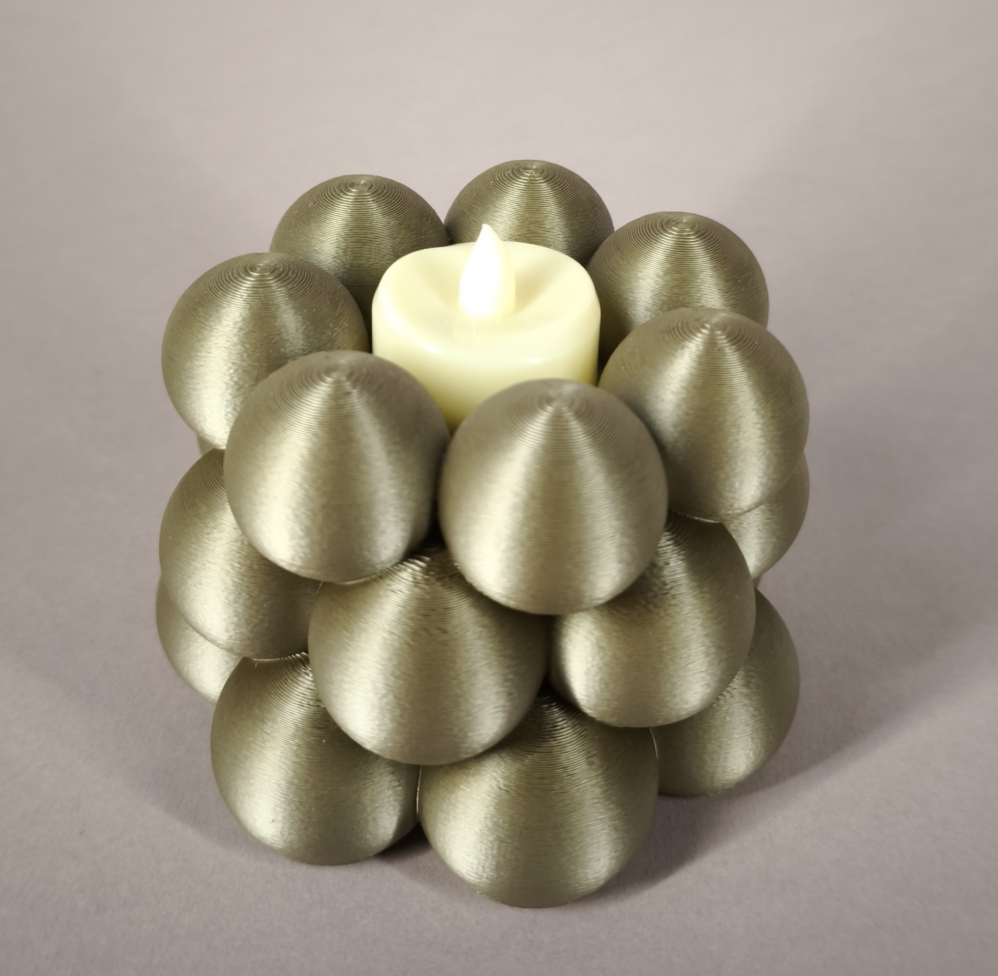 Kerzenhalter im Kugeldesign