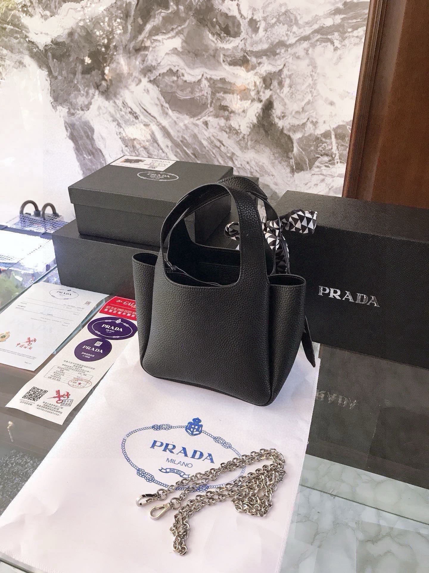 Prada Black leather tote bag [504048]
