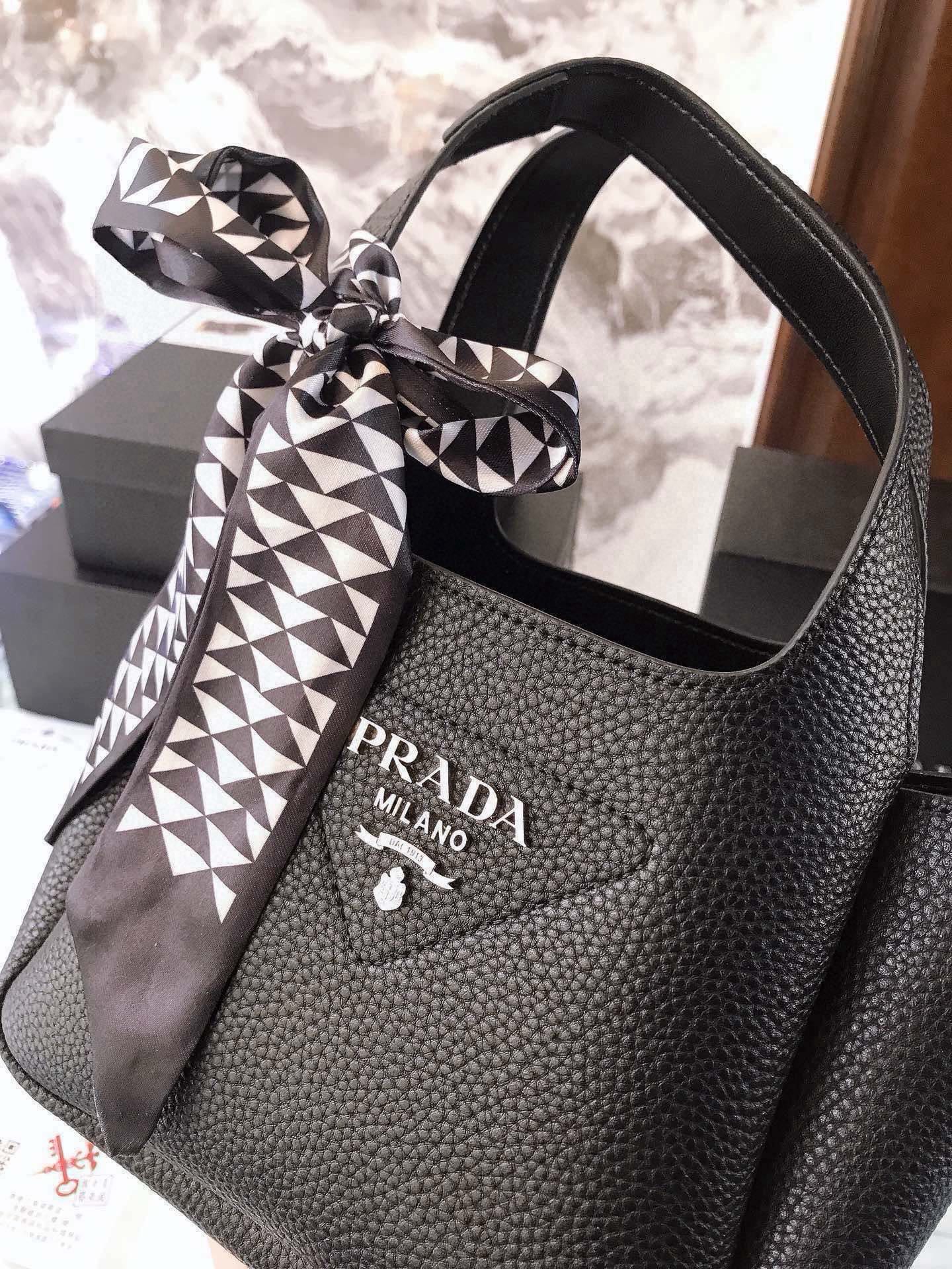 Prada Black leather tote bag [504048]