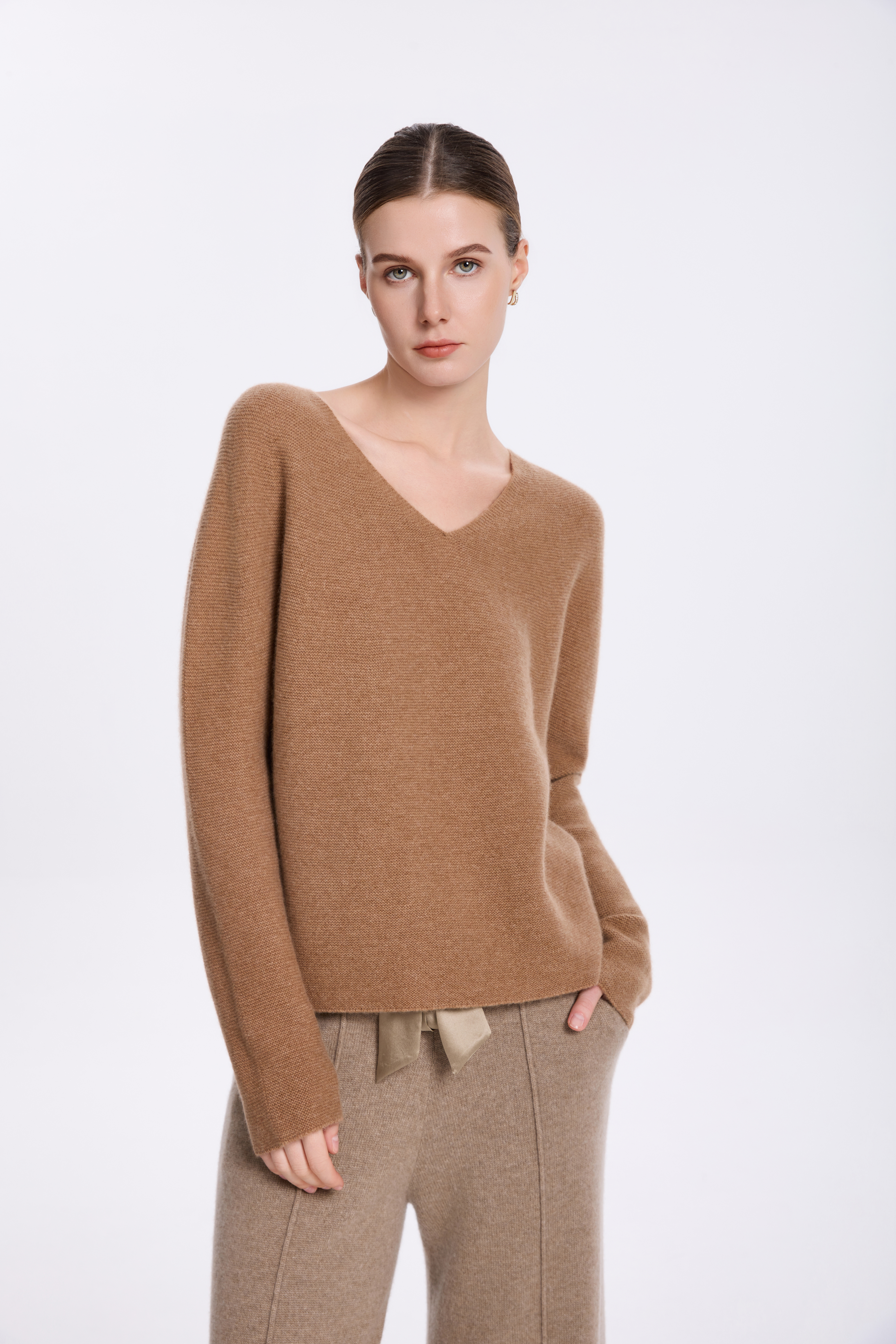 100% Cashmere V-Neck Textured Knit Sweater – Camel