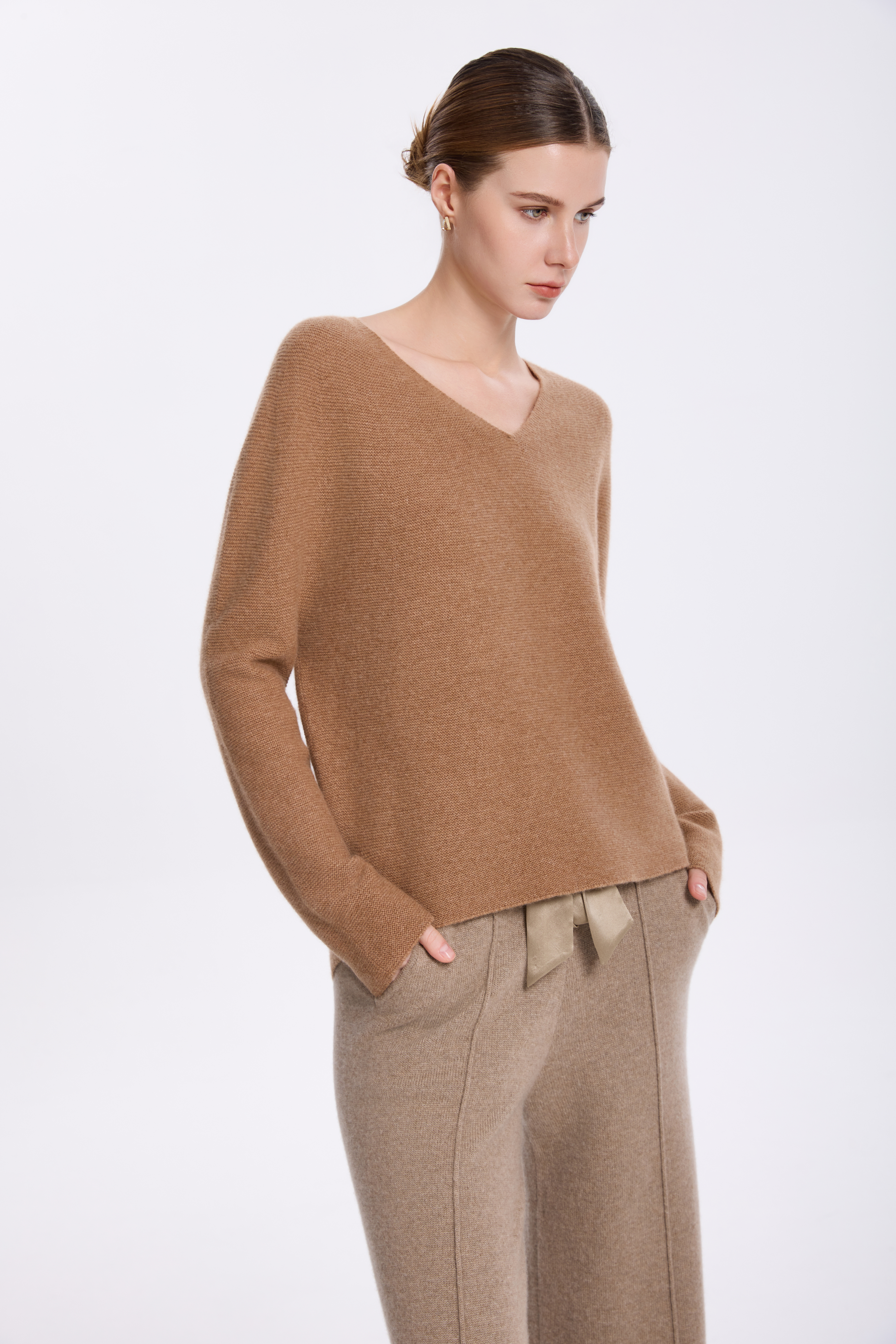 100% Cashmere V-Neck Textured Knit Sweater – Camel