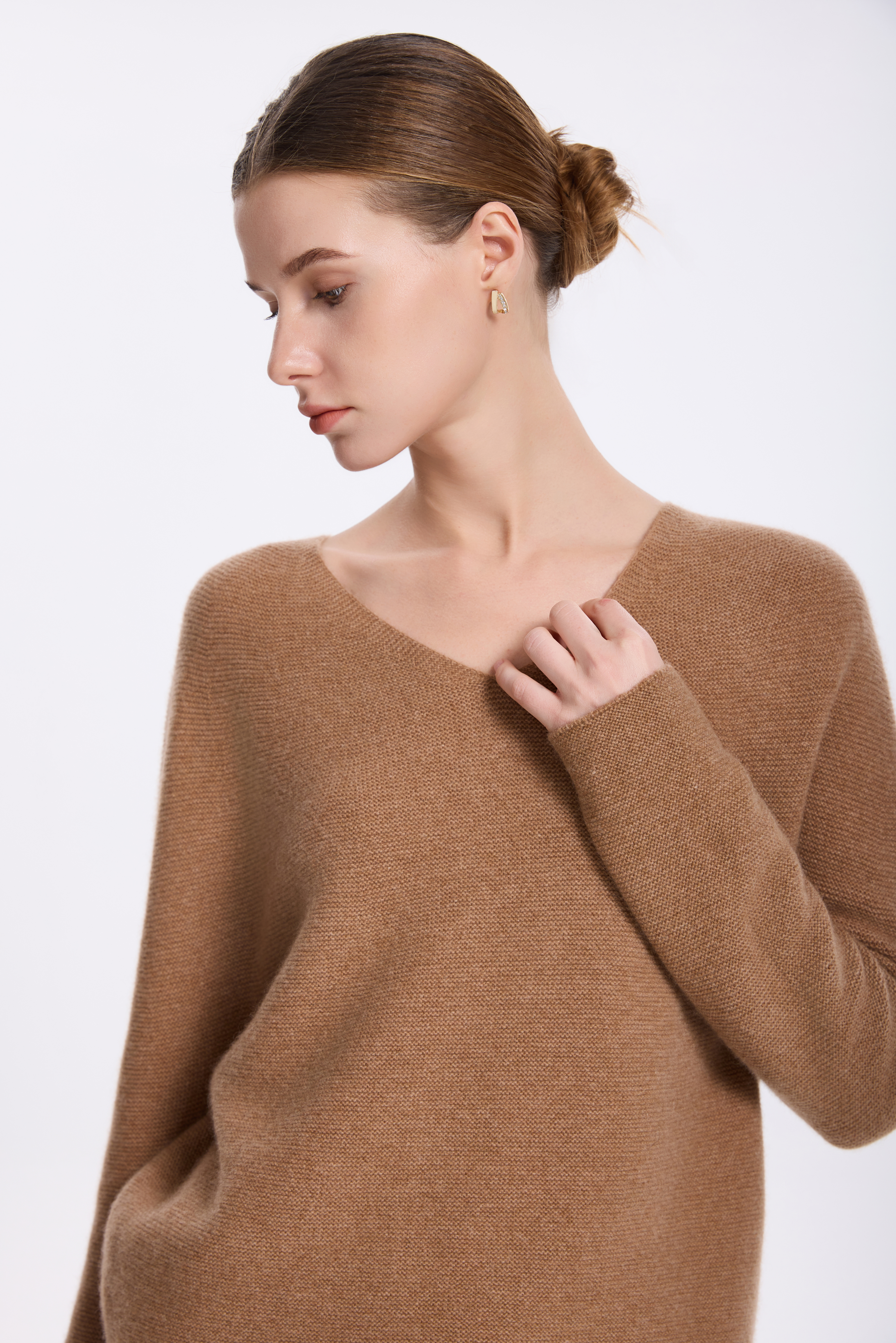 100% Cashmere V-Neck Textured Knit Sweater – Camel