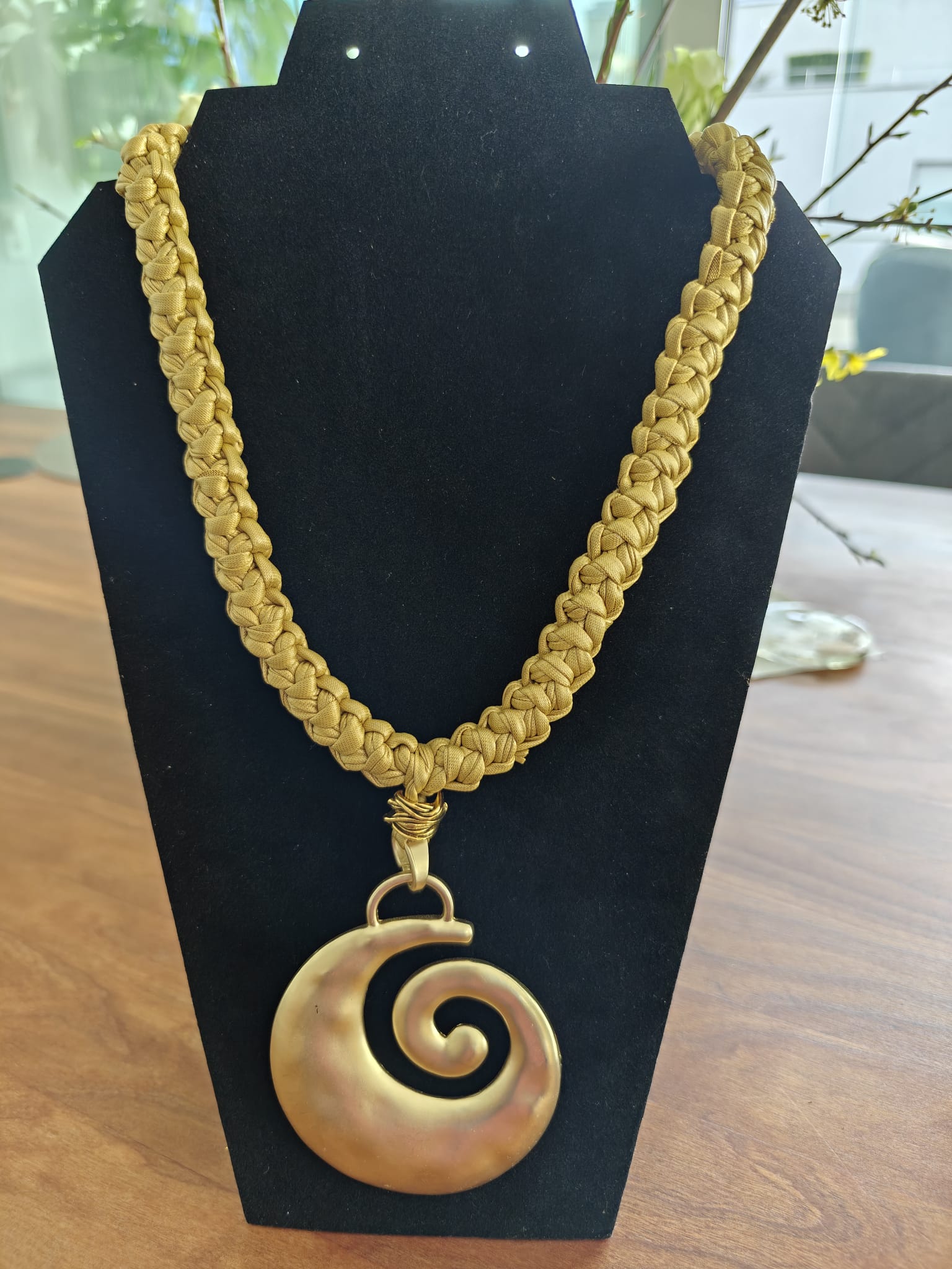 Geflochtene Halskette mit Spiralanhänger