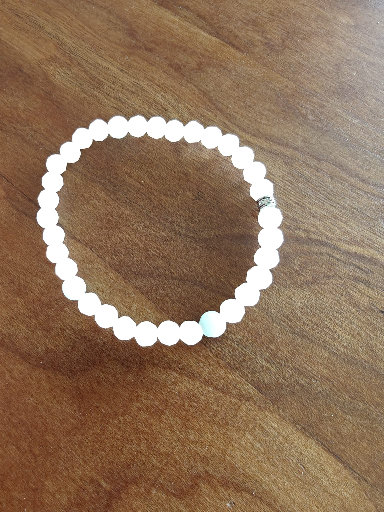 Weißes Perlenarmband