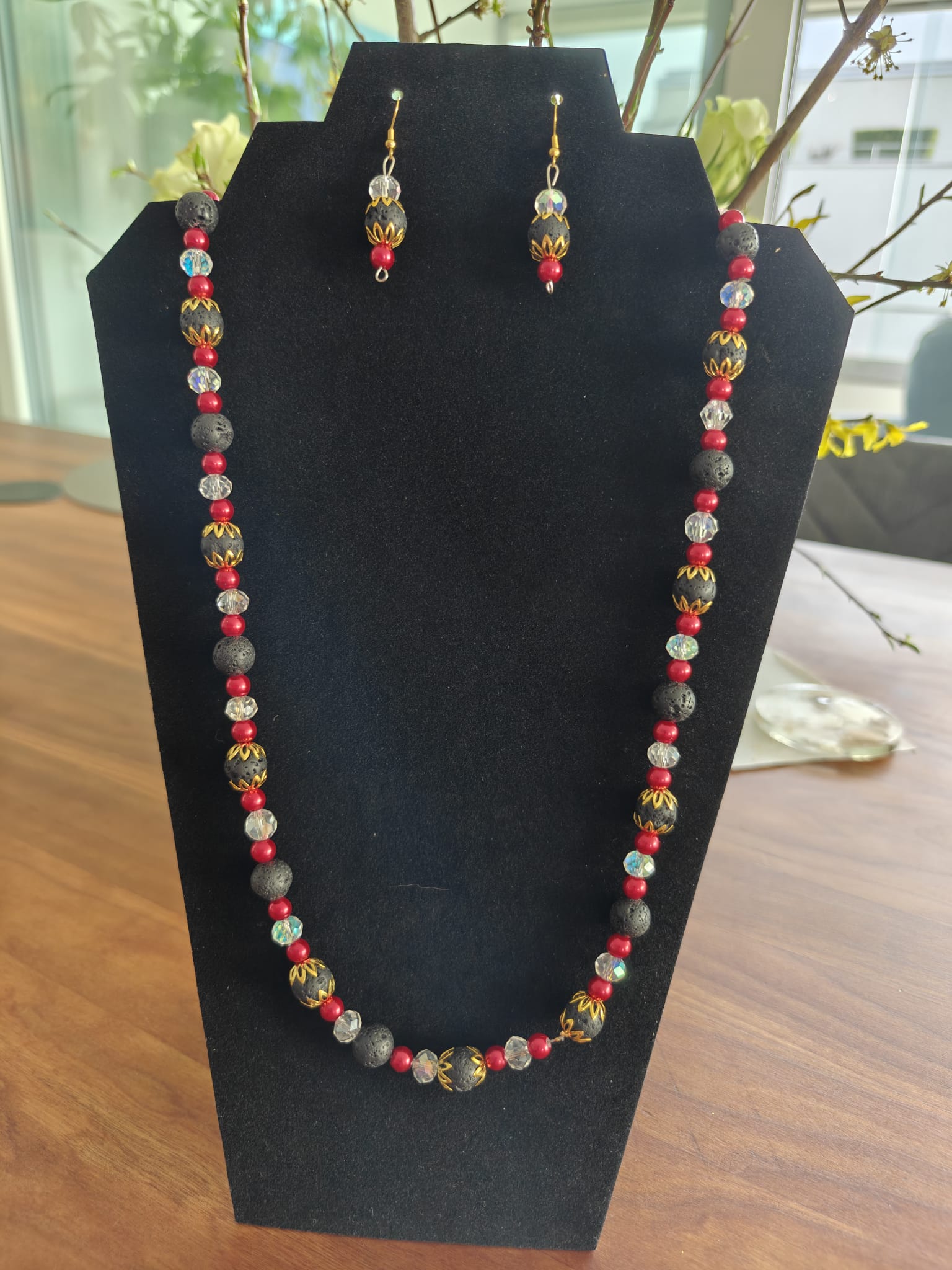 Perlenkette mit passenden Ohrringen