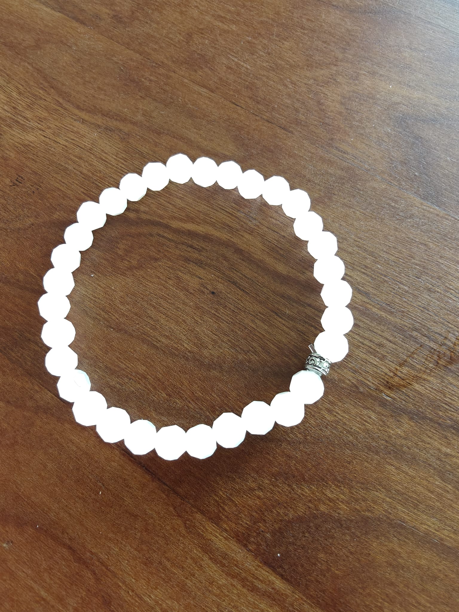 Weiße Perlenarmband