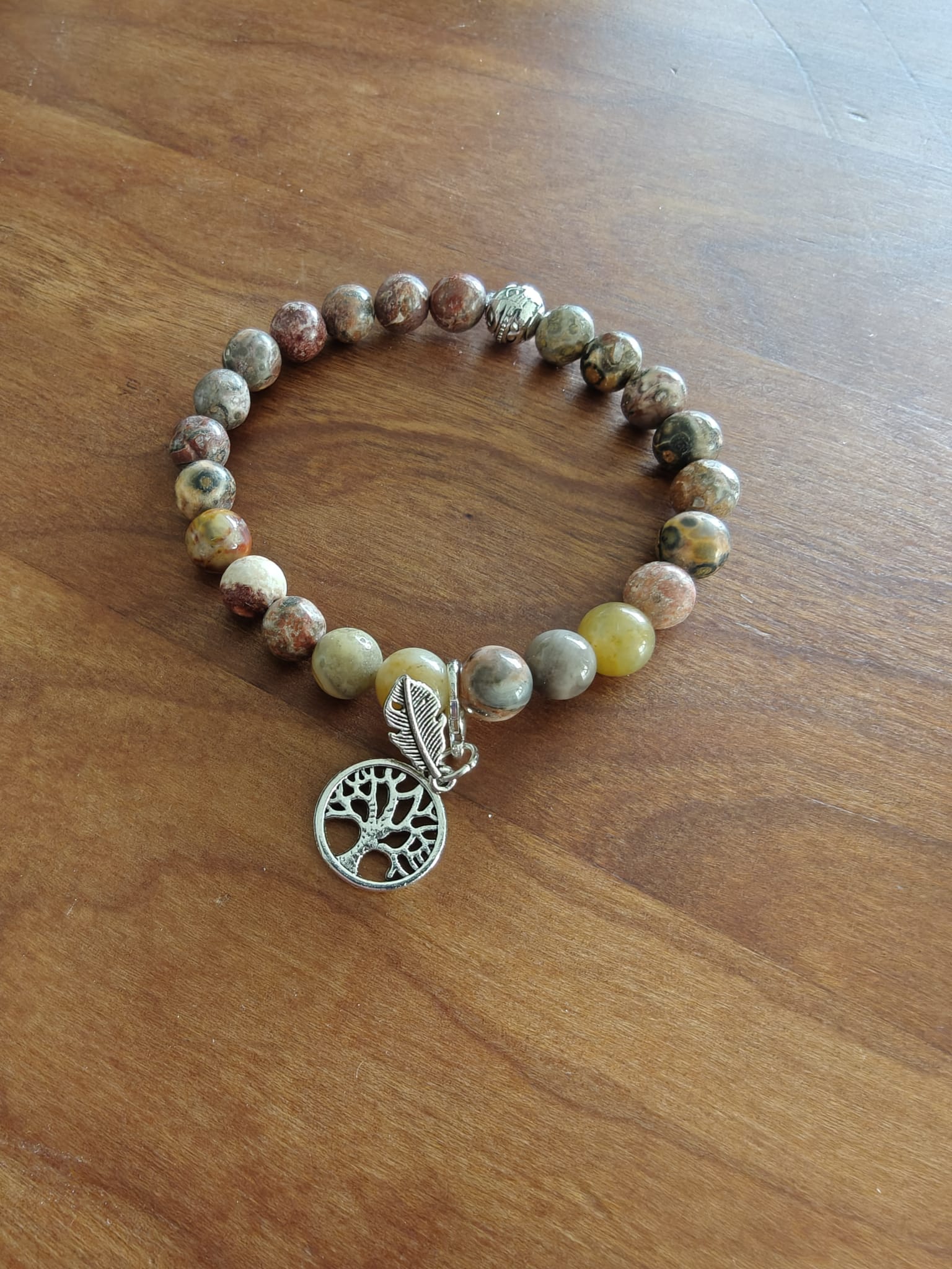 Edelsteinarmband mit Baum-Anhänger